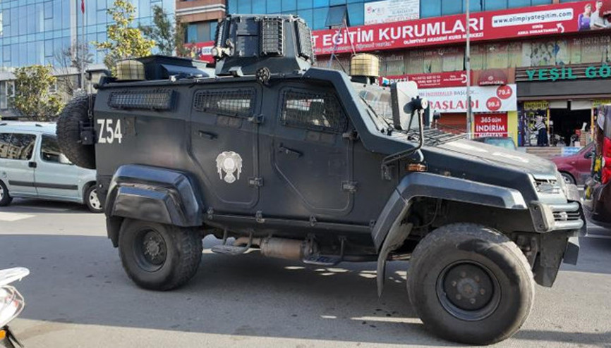 Esenyurtta otele el bombası atıldı: Ekipler olay yerinde