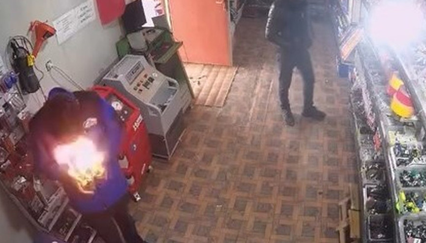 Panik anları... Çakmağı çakınca yüzü alevlerin arasında kaldı