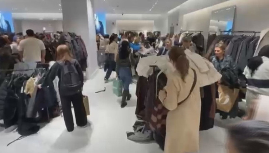 İstanbulda mağazalarda Efsane Cuma yoğunluğu