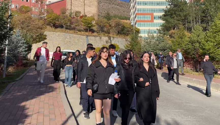 Gümüşhanede öğrencilerden silahla rehin alma olayına sessiz yürüyüşle tepki