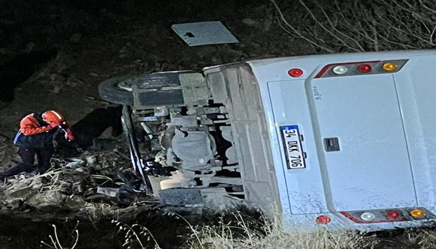 İşçileri taşıyan midibüs uçuruma yuvarlandı: 15 yaralı
