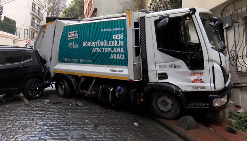 Beyoğlunda faciadan dönüldü Çöp kamyonu park halindeki araçlara ve bir evin duvarına çarptı