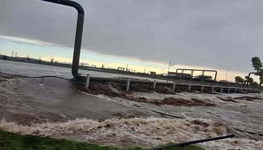 Kuvvetli yağış nedeniyle debisi yükselen Tuzla Çayı taştı