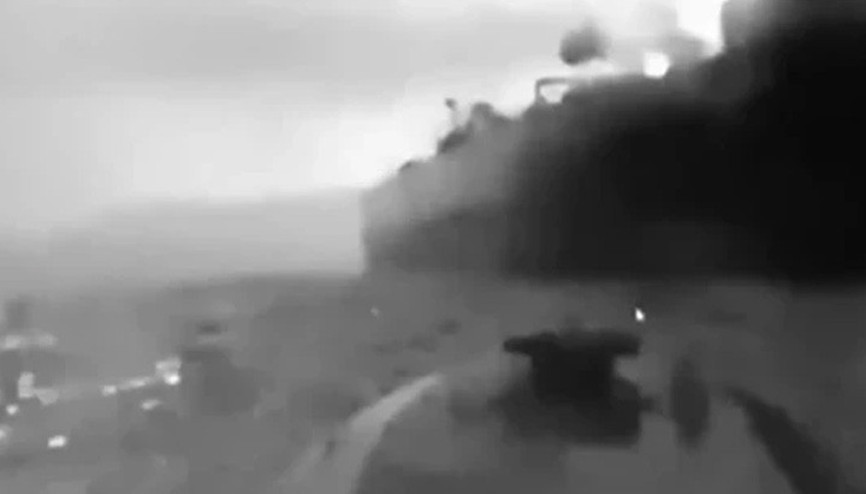 Karadenizde iki gemide patlama...Ukrayna gemiye saldırı anını paylaştı