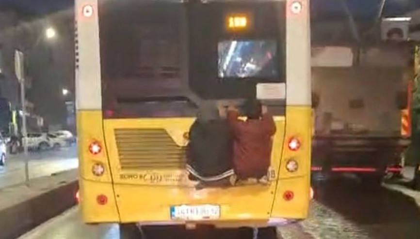 Otobüsün arkasında tehlikeli yolculuk, görenler şoke oldu… O anlar kamerada