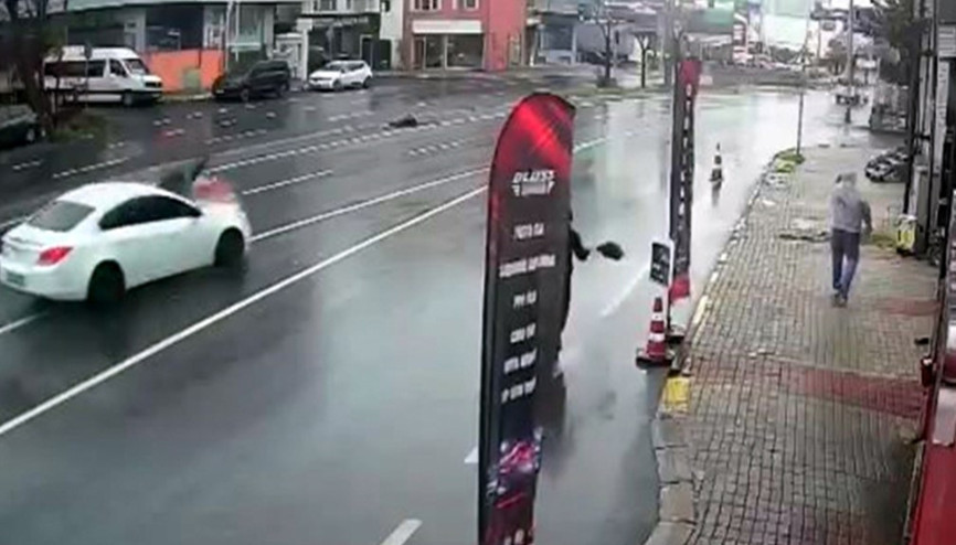 Avcılarda alışverişten dönen yayaya otomobil çarptı Kaza anı kamerada