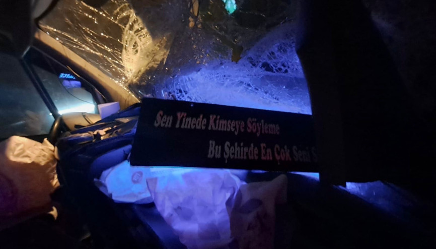 Minibüs, TIR’a çarptı; 2 yaralı