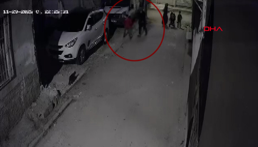 Başını otomobile çarptığı çocuğu yere fırlattı; o anlar kamerada