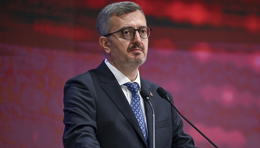 Cumhurbaşkanlığı İletişim Başkanı Burhanettin Duran, dünya şampiyonu olan milli karateci Şamdanı kutladı