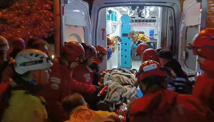 Doğa yürüyüşünde yüksekten kayalık bölgeye düştüler: 1 ölü, 1 yaralı