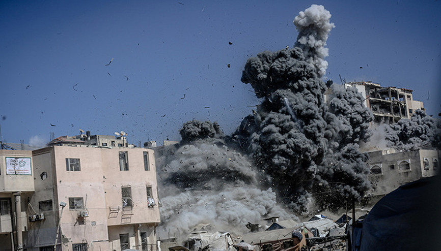 İsrail, Gazzeyi topçu atışları ve helikopterlerle hedef aldı