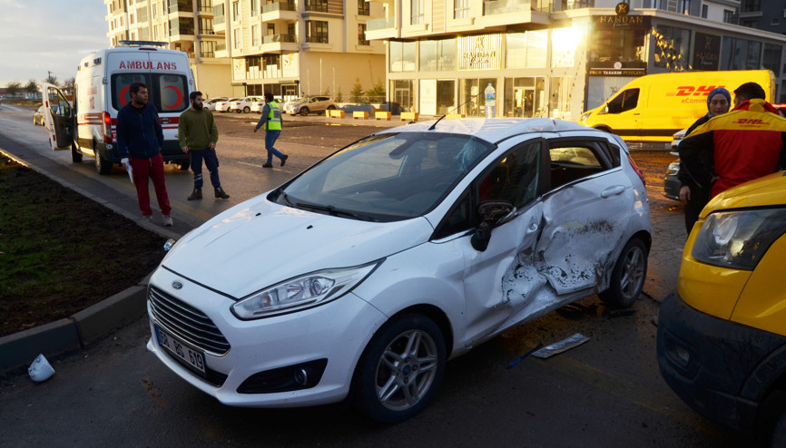 Aksaray’da minibüs ile otomobil çarpıştı; 3 yaralı Aksaray’da minibüs ile otomobil çarpıştı; 3 yaralı