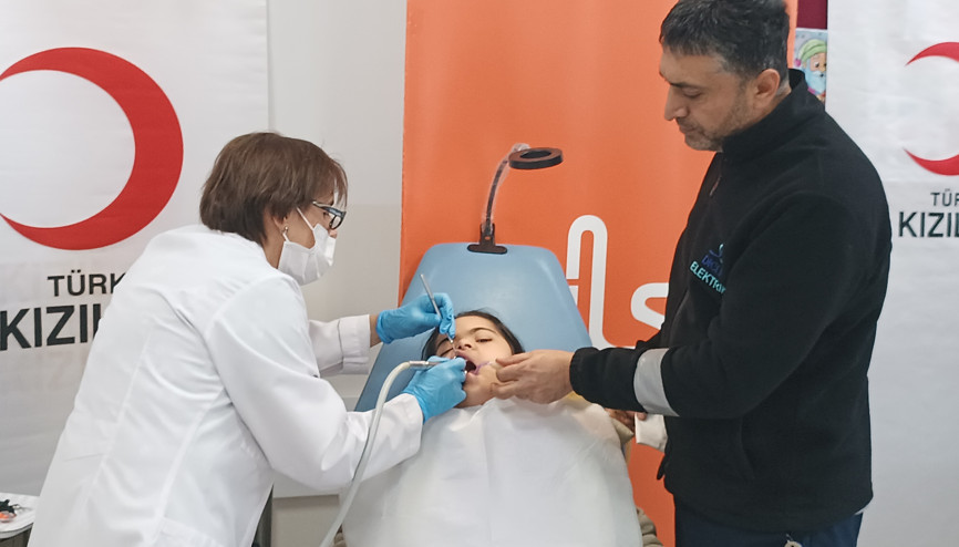 İzmirden Batmana gelen gönüllü hekimler, özel bireylerin dişlerini tedavi etti İzmirden Batmana gelen gönüllü hekimler, özel bireylerin dişlerini tedavi etti