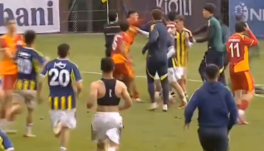 Galatasaraylı futbolcudan Fenerbahçeli rakibine yumruk U19 maçında skandal görüntü