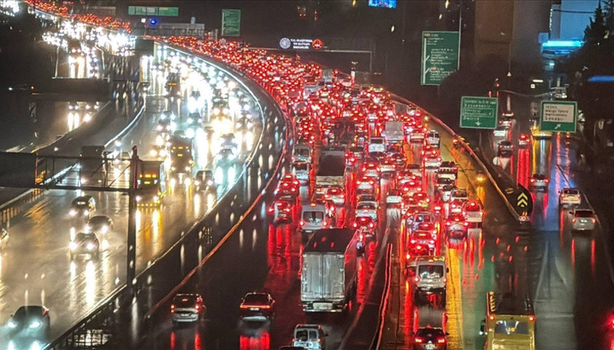 Derbi, yağış ve iş çıkışı... İstanbul trafiği kilitlendi