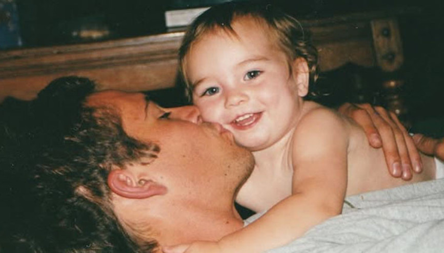 Ünlü oyuncu genç yaşında hayata veda etmişti... Birbirlerine asla doyamadılar... 12 yıldır sensizim baba