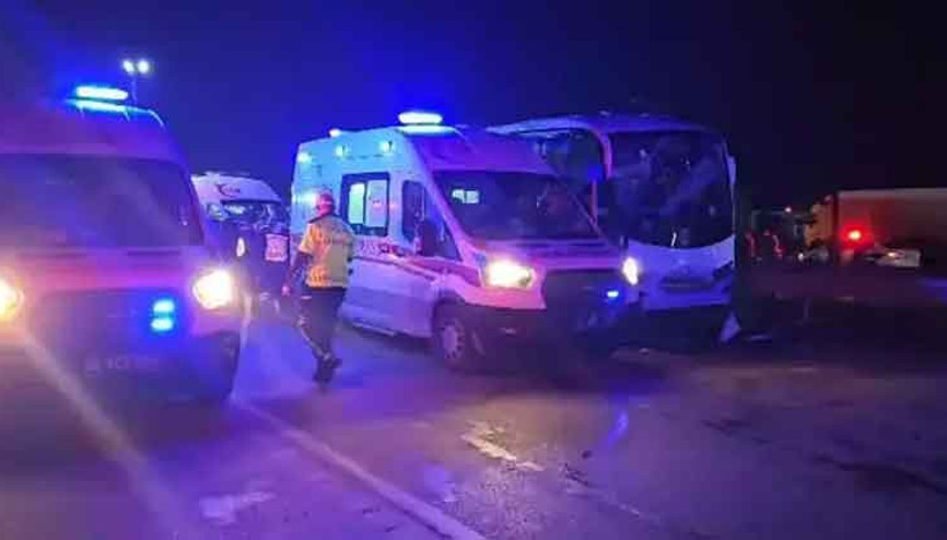 Mahkum taşıyan midibüsün de karıştığı zincirleme kazada 23 kişi yaralandı