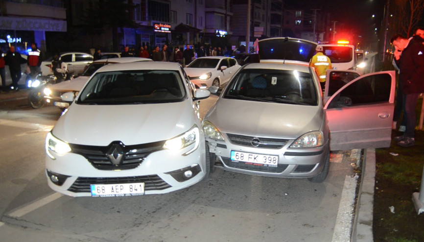 Dur ihtarına uymadı, takip sırasında Emniyet Müdürü Yardımcısının aracına çarptı Dur ihtarına uymadı, takip sırasında Emniyet Müdürü Yardımcısının aracına çarptı