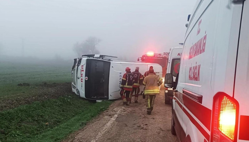 Öğrenci servis midibüsü şarampole yuvarlandı; 8 yaralı