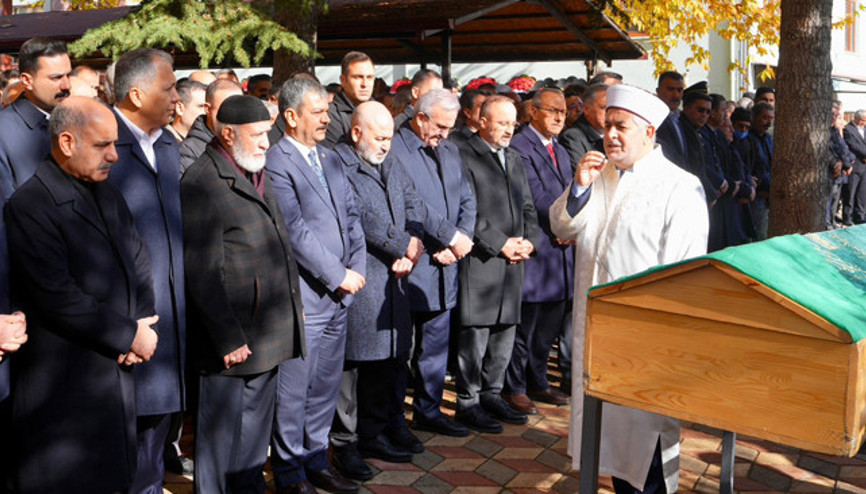 İçişleri Bakan Yardımcısı Mehmet Aktaşın acı günü: Annesini son yolculuğuna uğurladı