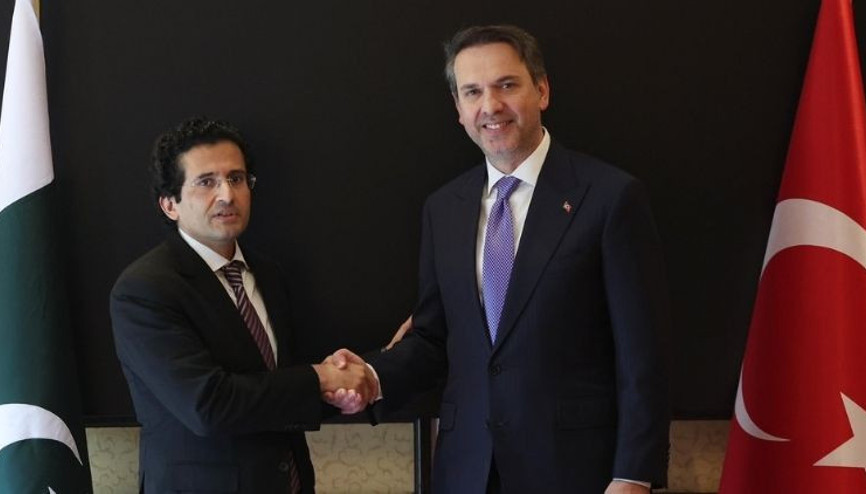 Bakan Bayraktar, Pakistan Petrol Bakanı Malik ile görüştü