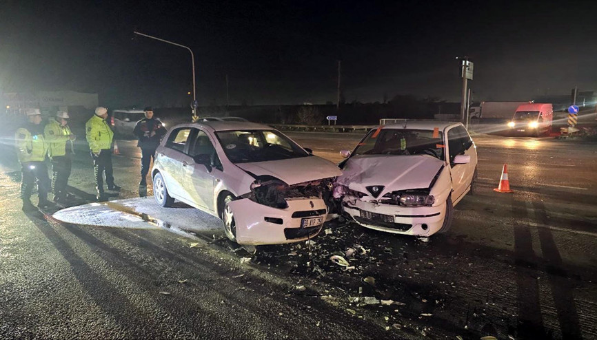 Çerkezköyde iki otomobil çarpıştı; 2 yaralı