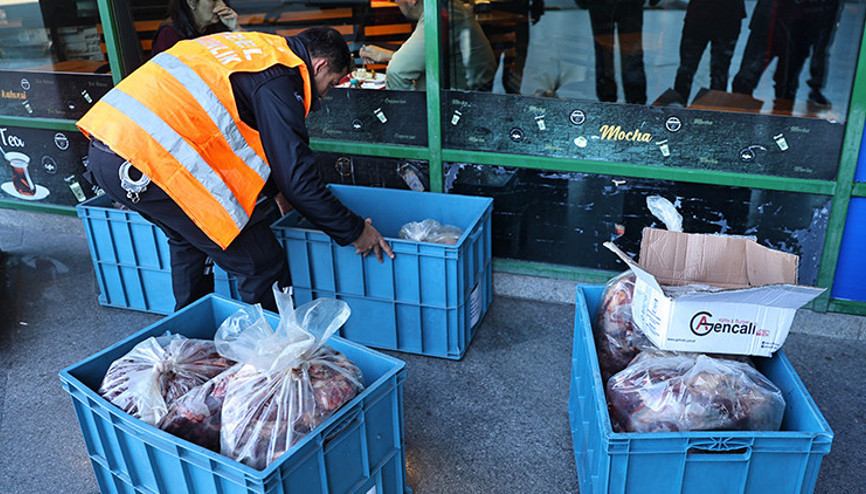 Gıda güvenliği umurlarında değil Otogarda pes dedirten manzara: Otobüsün bagajında getirdiler