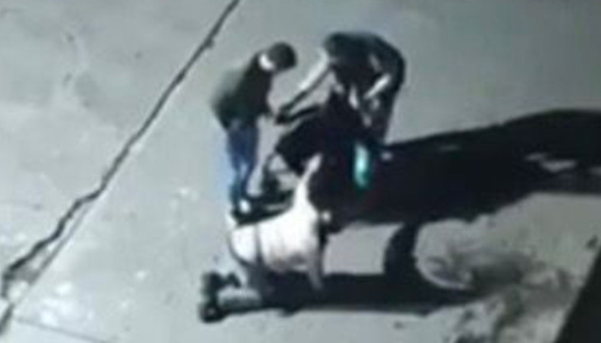 İstanbulda vicdanları sızlatan görüntü: 3 kişi, tekerlekli sandalyedeki kişiyi dövdü