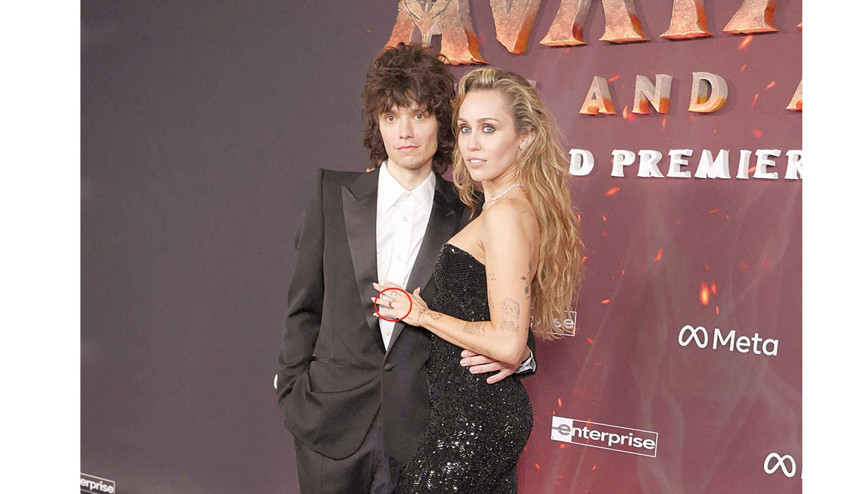 Kırmızı halıda nişan sürprizi