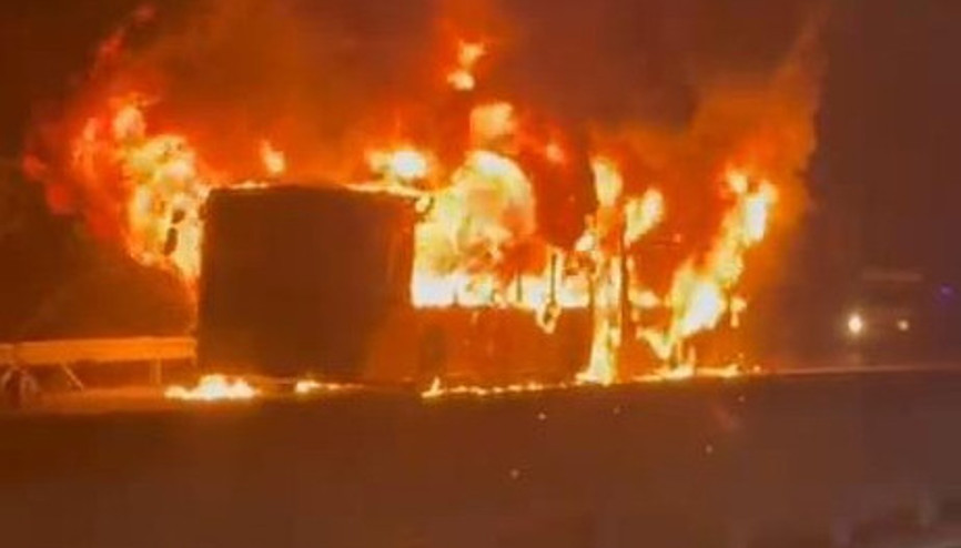 Arnavutköyde İETT otobüsü alev alev yandı