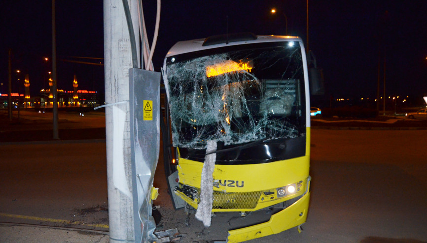 Kırmızı ışık ihlali yapan TIR, halk otobüsüne çarptı: 2 yaralı Kırmızı ışık ihlali yapan TIR, halk otobüsüne çarptı: 2 yaralı