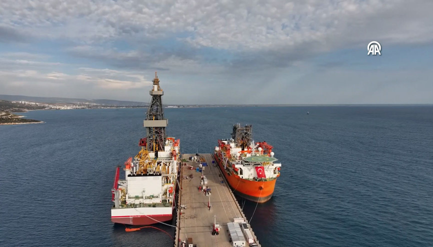 Türkiyenin enerji filosuna katılan iki yeni sondaj gemisi yan yana geldi
