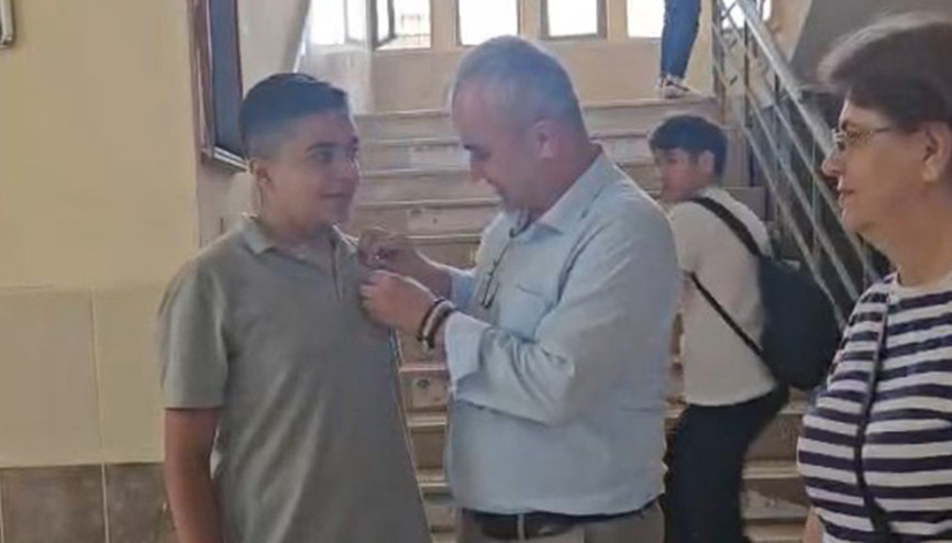 Lisedeki sosyal deneyde beklenen hareketi tek bir öğrenci sergiledi: İdare çeyrek altınla ödüllendirdi