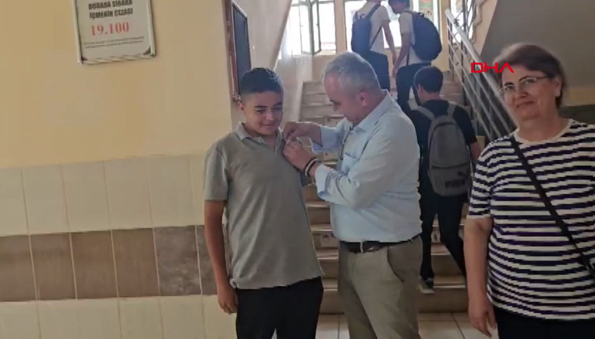 Bilinçli olarak koridora bırakılan pet şişeyi alıp çöpe atan öğrenciye ödül