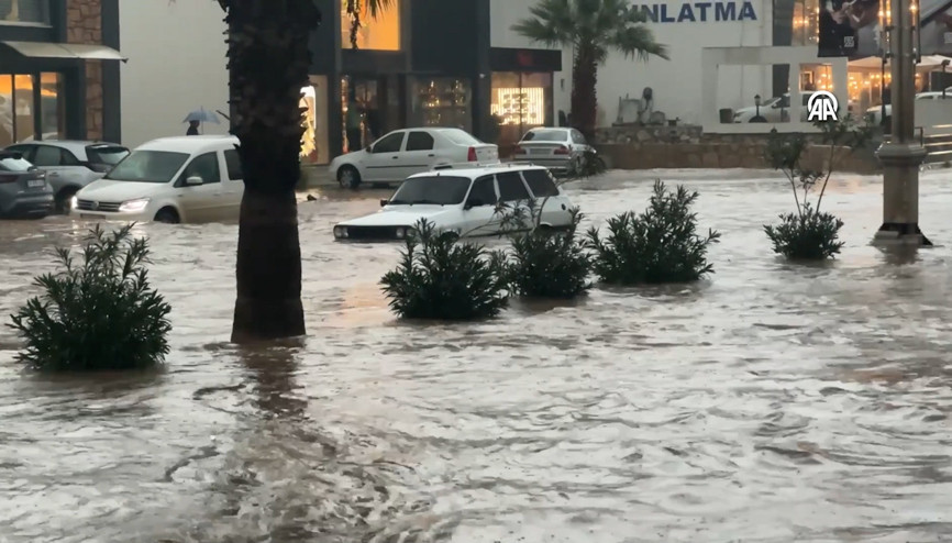 Muğla ve ilçelerinde sağanak ve fırtına etkili oldu