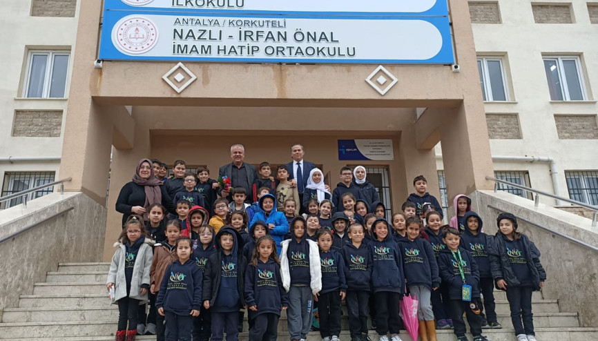 Öğretmen ve öğrencilerden okulu yaptıran hayırsevere vefa