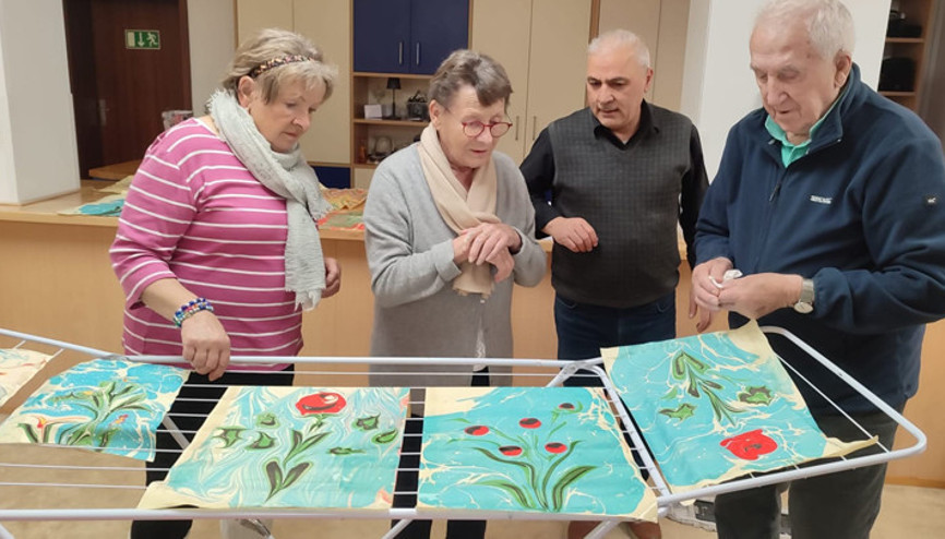 Noel pazarında ebru sergisi