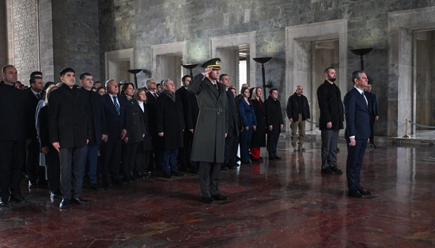CHP lideri Özel, Anıtkabiri ziyaret etti