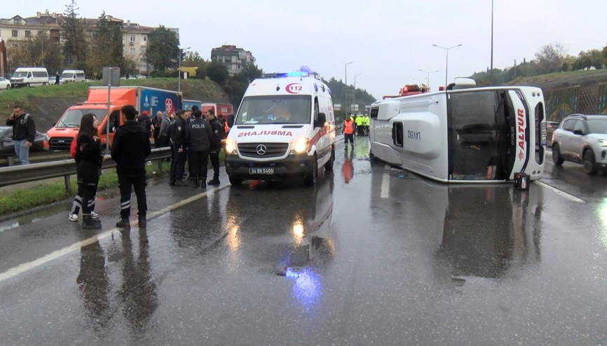 Maltepe D-100de servis minibüsü devrildi: 11 yaralı