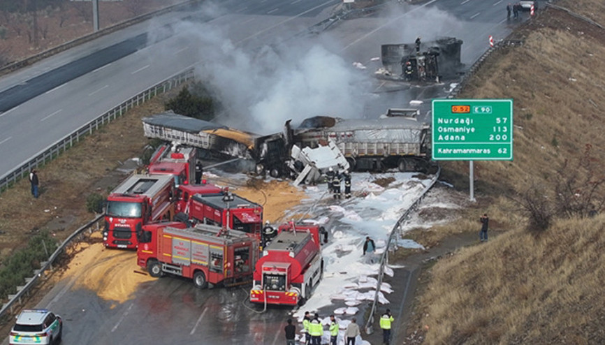 Otoyolda feci kaza: Çarpışan 3 TIR alev alev yandı; trafik durdu