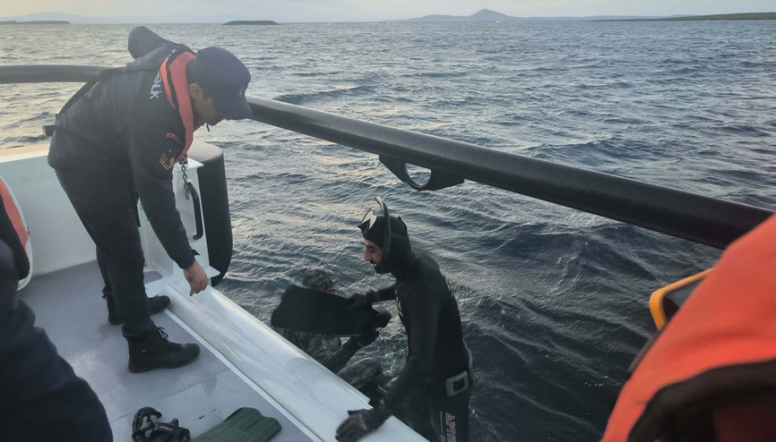 Bozcaada açıklarında karaya oturup su alan teknedeki 2 kişi kurtarıldı