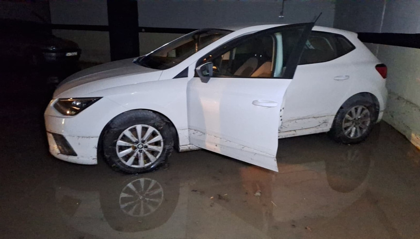 Site otoparkı göle döndü, araçlar hasar gördü