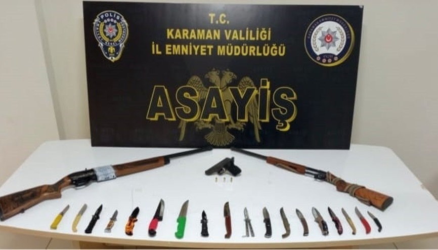 Karamanda polis denetiminde; 18 kesici alet, 2 tüfek,1 tabanca ele geçirdi Karamanda polis denetiminde; 18 kesici alet, 2 tüfek,1 tabanca ele geçirdi