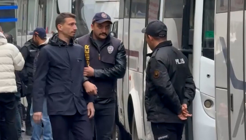 Futbolda bahis soruşturmasında gözaltına alınan 37 şüpheli adliyede Futbolda bahis soruşturmasında gözaltına alınan 37 şüpheli adliyede