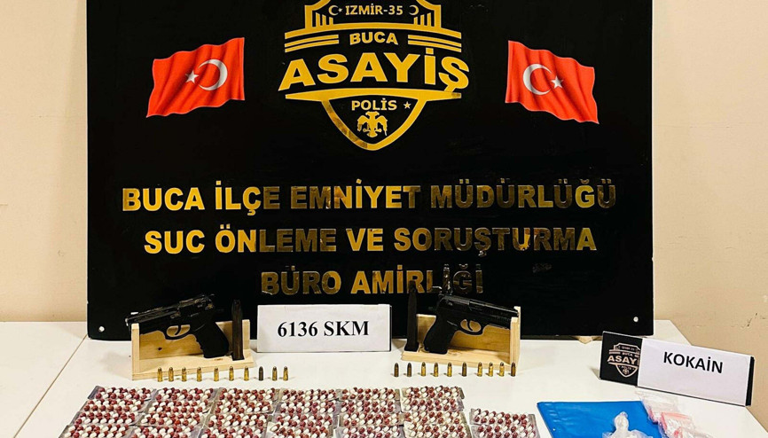 Bucada uyuşturucuyla yakalanan 5 şüpheliye gözaltı Bucada uyuşturucuyla yakalanan 5 şüpheliye gözaltı