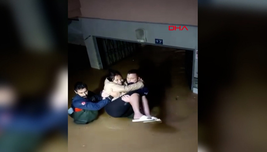 Sağanakta evinde mahsur kalan yabancı uyruklu kadını ekipler kurtardı