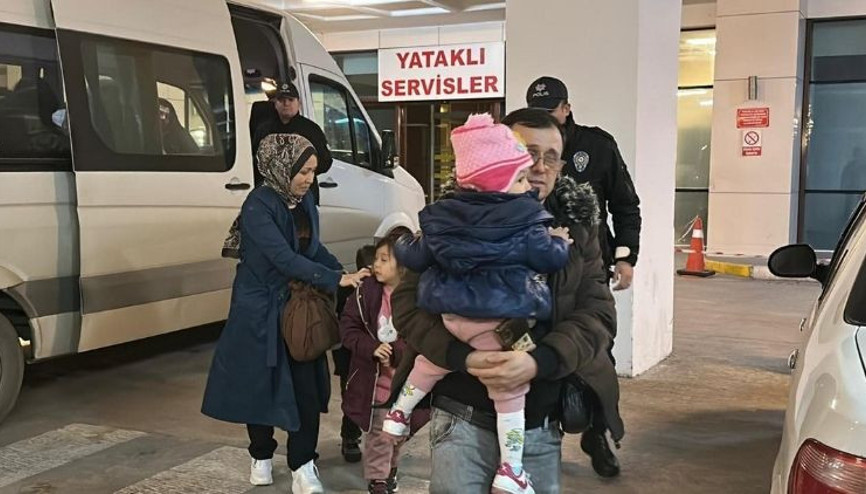 Polisten kaçarken kaza yaptı, içinden 20 kaçak göçmen çıktı Polisten kaçarken kaza yaptı, içinden 20 kaçak göçmen çıktı