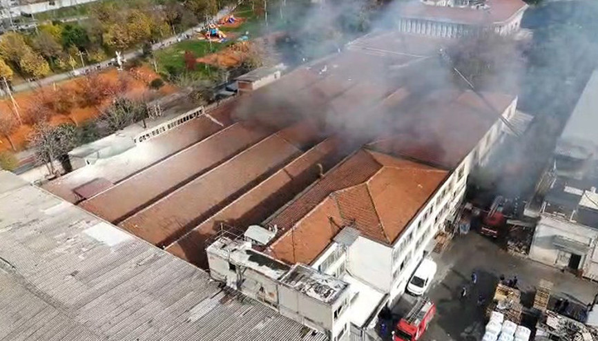 İstanbulda fabrika yangını: Dumanlar kilometrelerce uzaktan görüldü