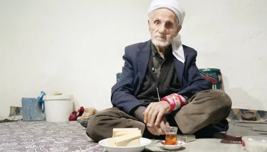 50 yıldır sadece çay ve gofretle yaşamını sürdürüyor