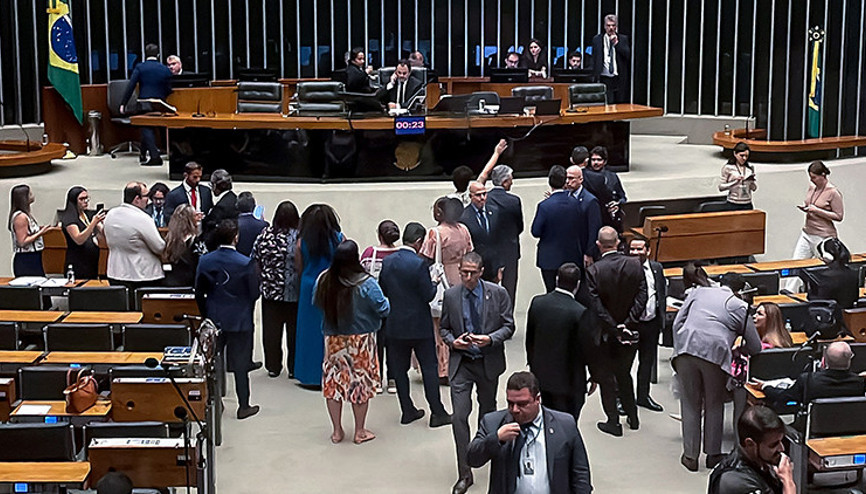 Brezilya Meclisinde kavga çıktı: Polis, milletvekilleri ve gazetecilere müdahale etti